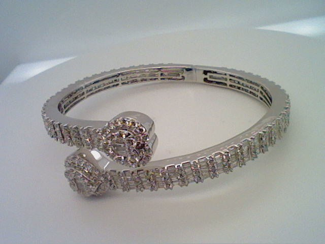 10K White 8.17-8.29Ct D-Bangle