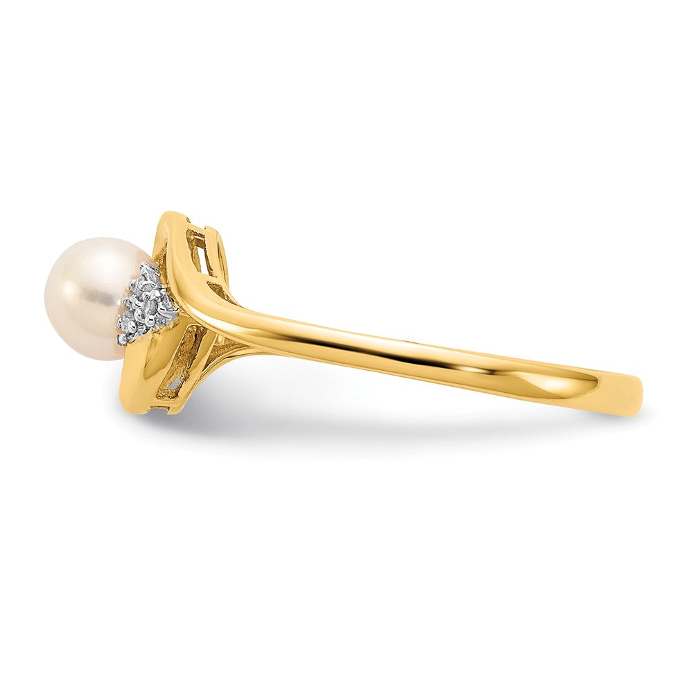 14k FW Cultured Pearl and Diamond Ring